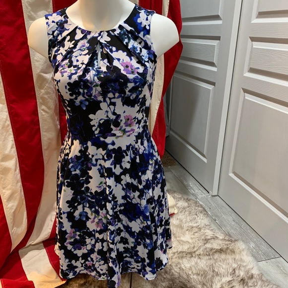 Beautiful Floral Dress - Picture 9 of 10